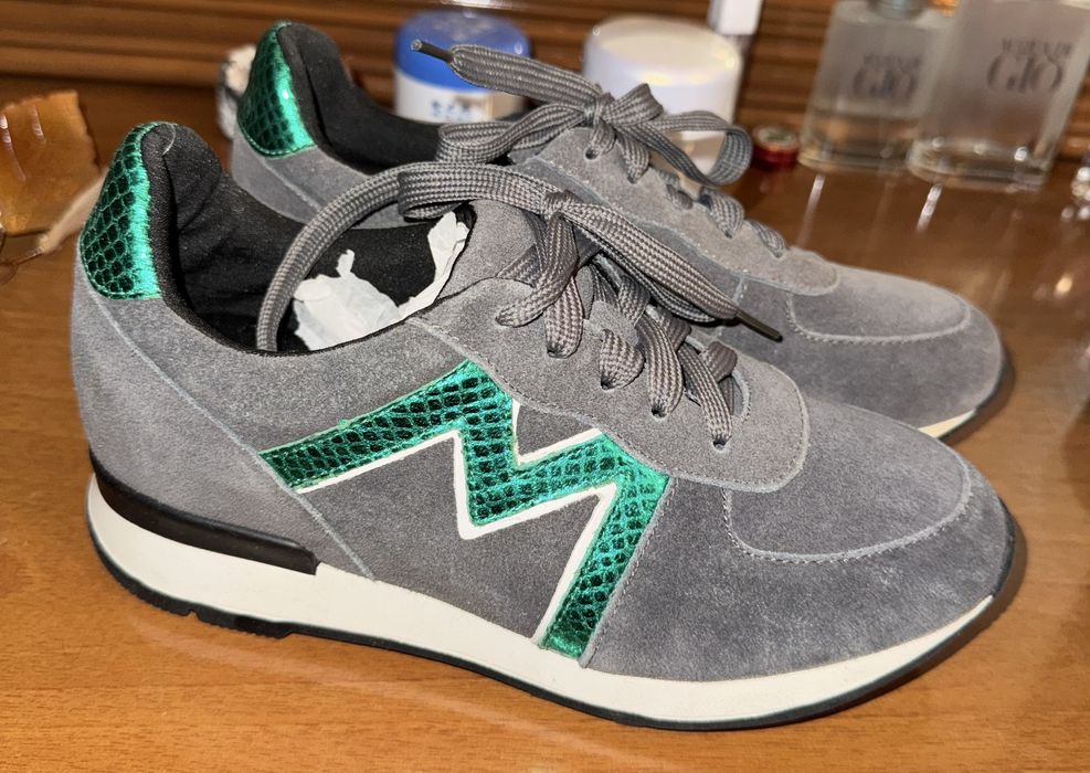 Продам женские кроссовки