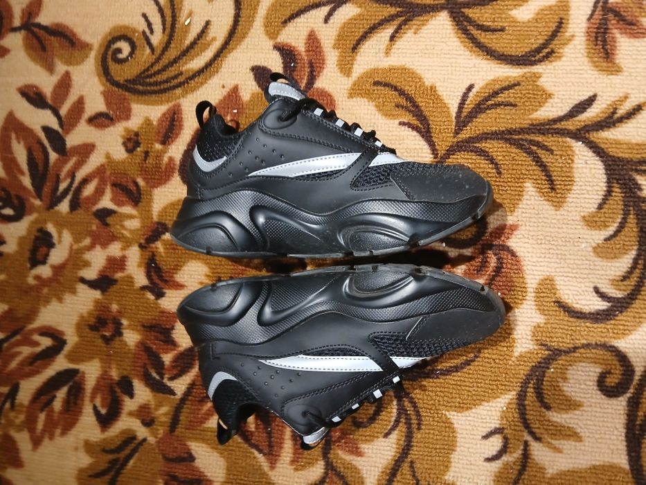 Продам кроссовки Dior B22