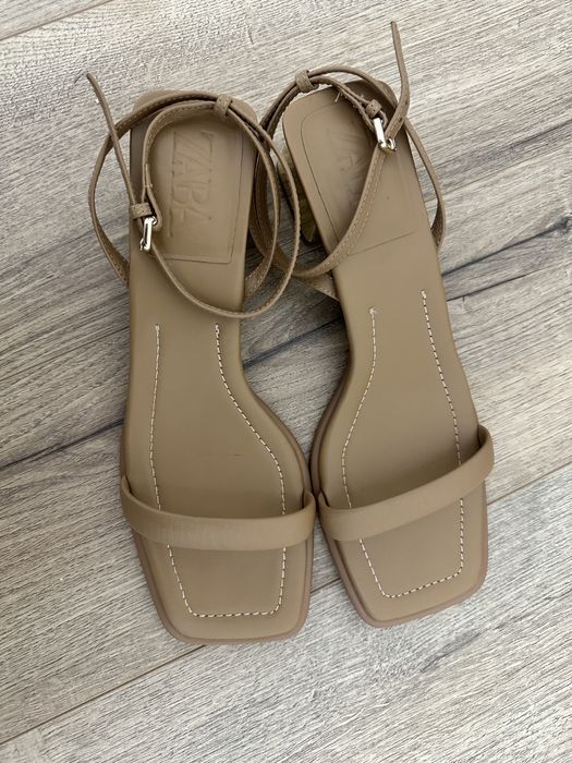 Босоножки от Zara.