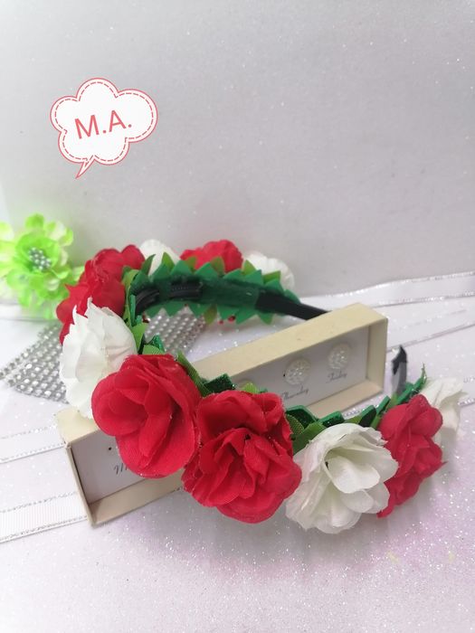 Красиви аксесоари за коса с бяла и червена рози!