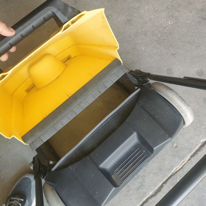 Mașină de măturat manuală Karcher S4 Twin, 20 l recipient, 680 mm latime lucru