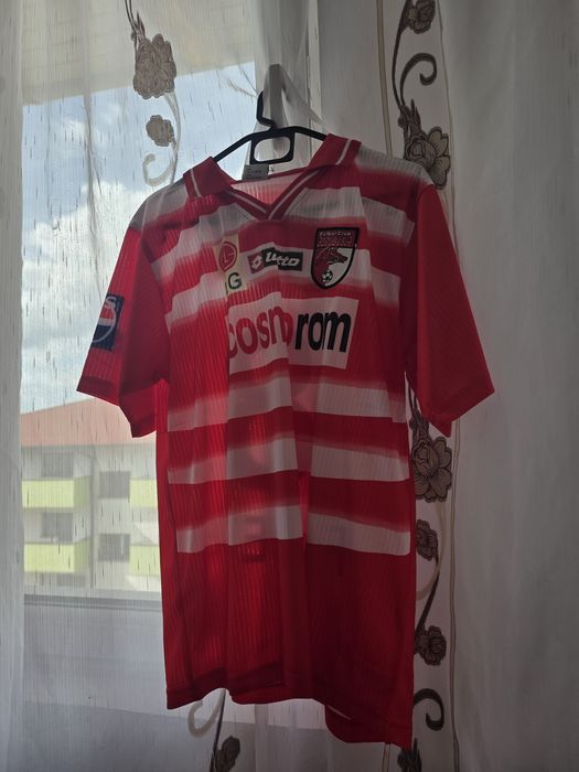 Vând tricouri de fotbal