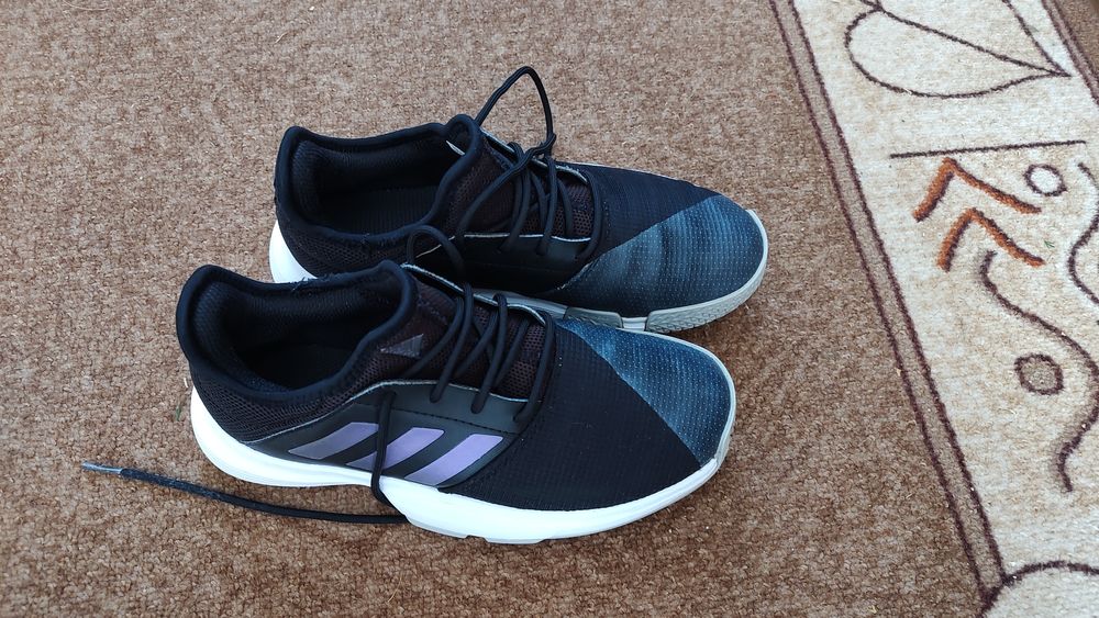 Vând adidași impecabili