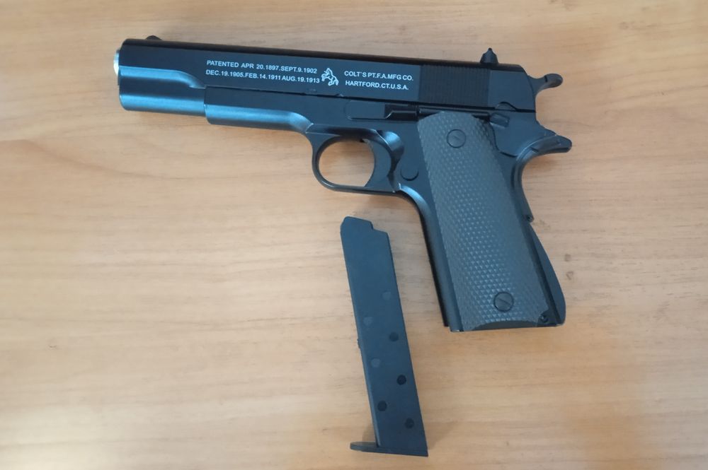 Пистолет стреляет  с точностью