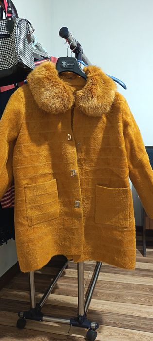 Гортично- жёлтое пальто. .