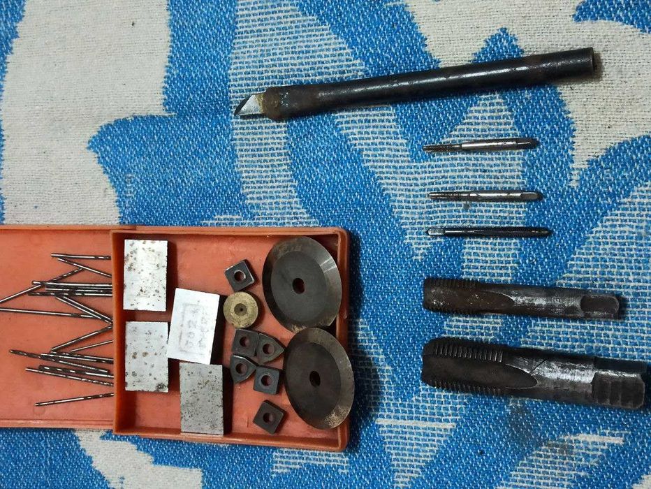 Токарные резцы, мечики, маленькие сверла