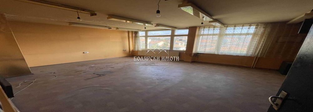 Етаж от административна сграда с 14 офиса