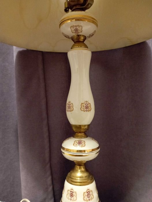 Големи старинни порцеланови лампи с абажури
