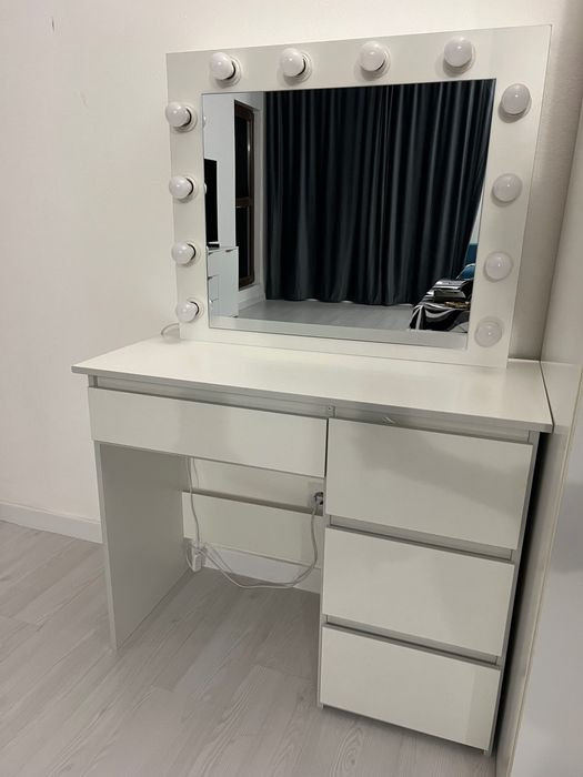 Măsuță make-up cu becuri