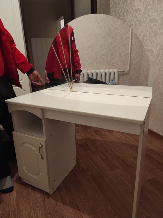 продам трюмо с зеркалом