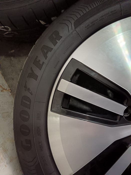 Jante 17 5x112 ET40 Golf Passat Octavia + 215/55 R17 vara