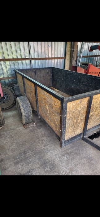 Vand remorca foarte solida.
Perfecta de pus dupa masini de teren, trac