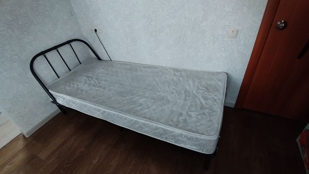 Продам кровать с матрасом