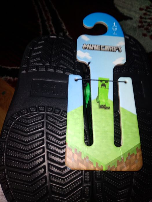 Vând perechi de papuci cu minecraft