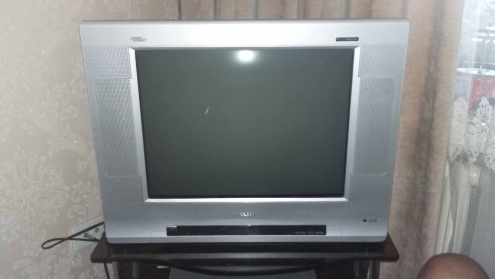 Продам сервант. Телевизор Rolsen в подарок.