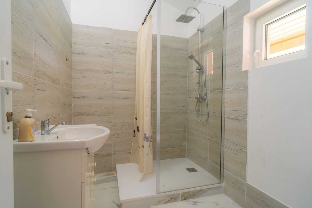 Cabana spatioasa de vanzare (zona de munte)