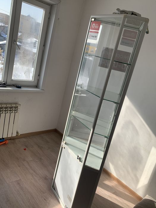 Продам ветрину угловая