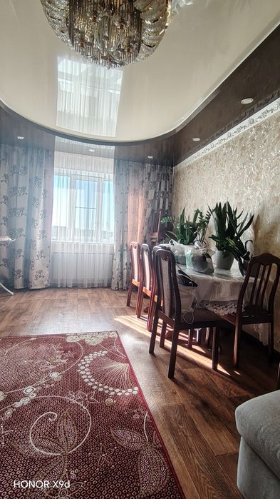 Продам стол дубовый с 12стульями