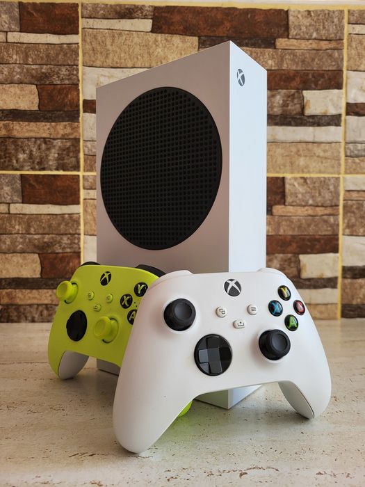 Xbox Series S, ca nou, cu 2 controllere noi.