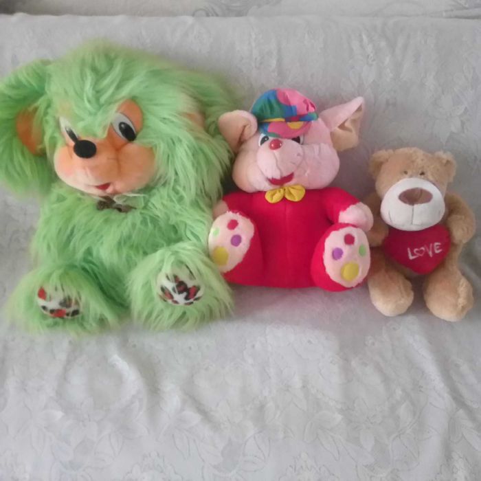 игрушки мягкие по 500 тенге, большие по 800 тенге