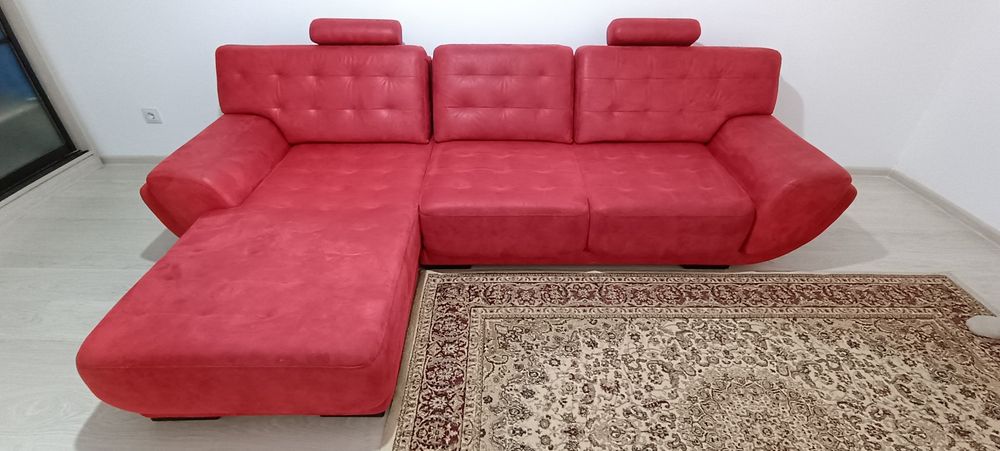 Продам диван красный