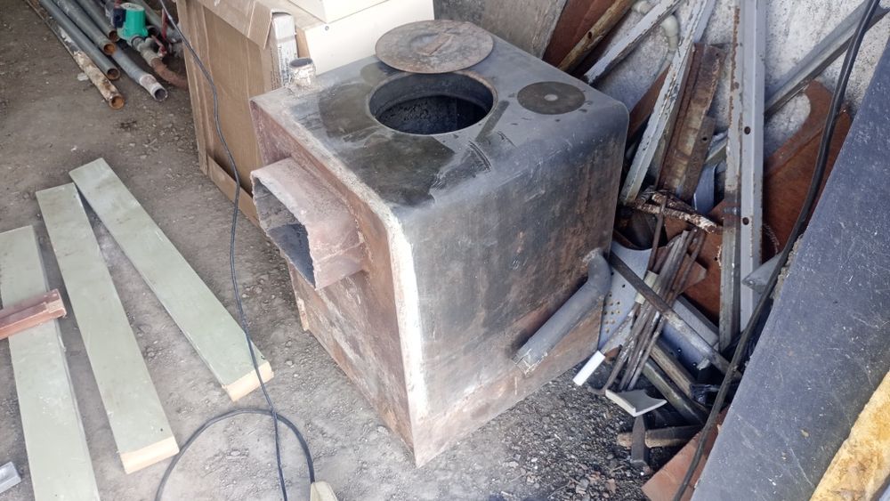 Котел отопления с батареями.