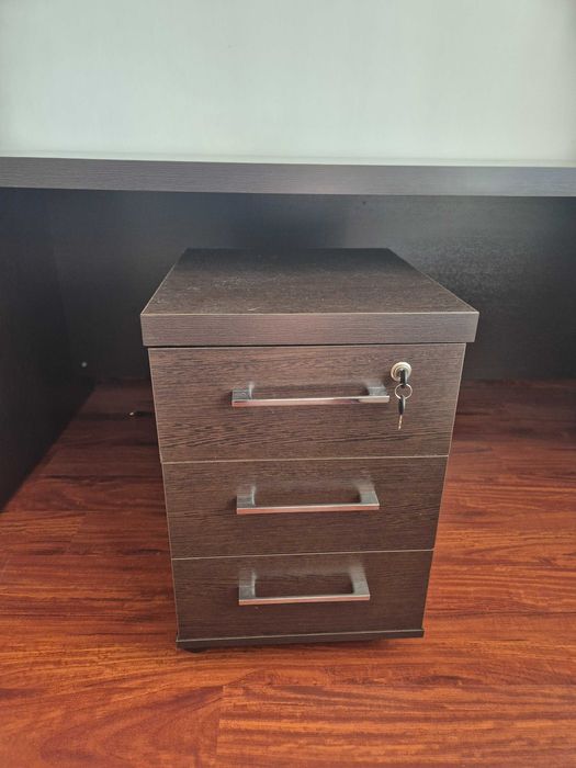 Письменный стол с тумбой