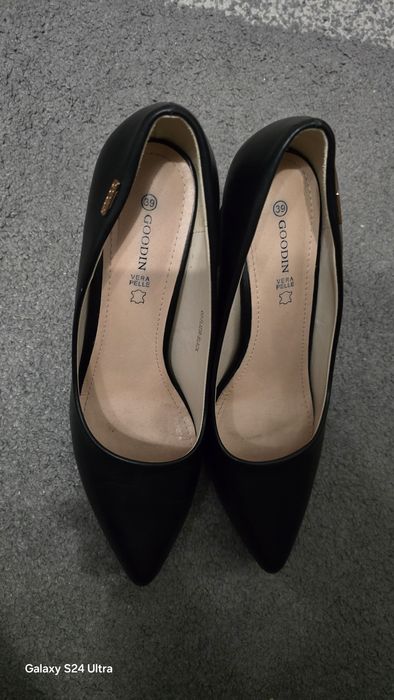 Vand pantofi cu toc dama marime 39 in conditii foarte bune