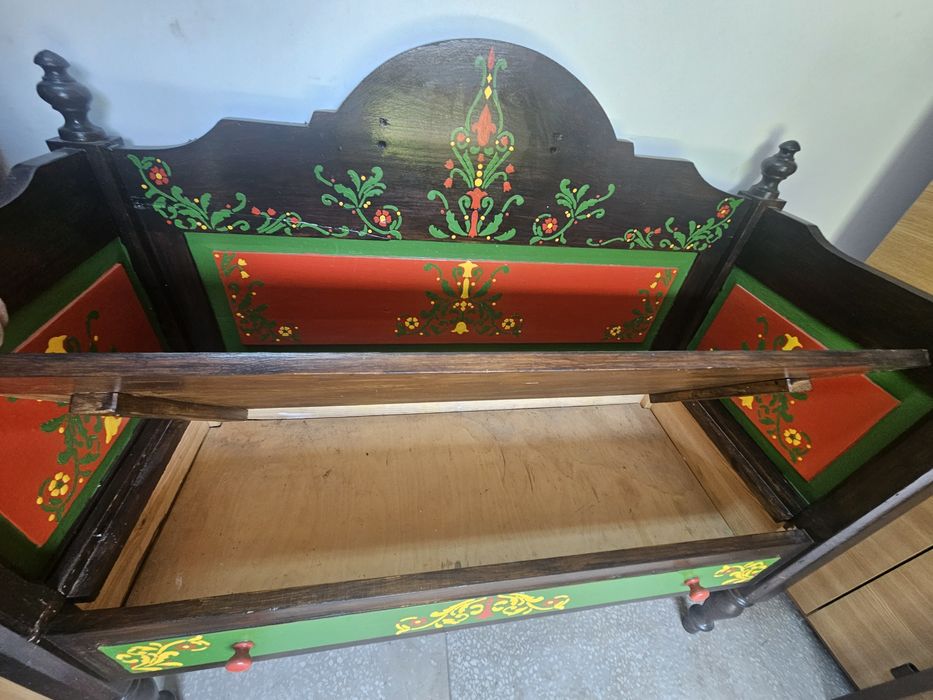 Bancheta din lemn, veche, pictata manual.