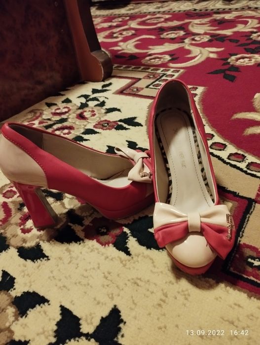 Ayollar tuflisi poshnali