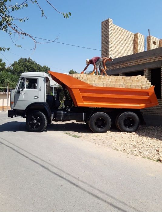 Xom va pishgan gishtlar bor