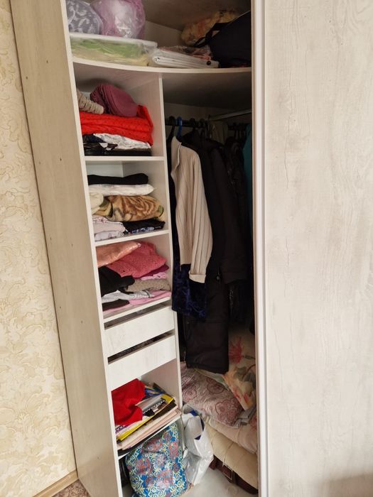 Продам угловой шкаф