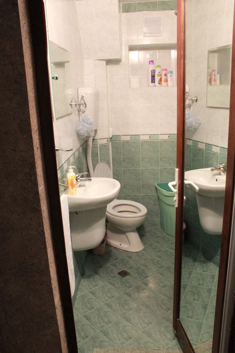 Нощувки за работници в тристайни апартаменти с безплатен паркинг!