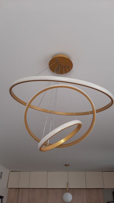 Продам люстру, стильная  с 3-мя режимами подсветками цена 10000