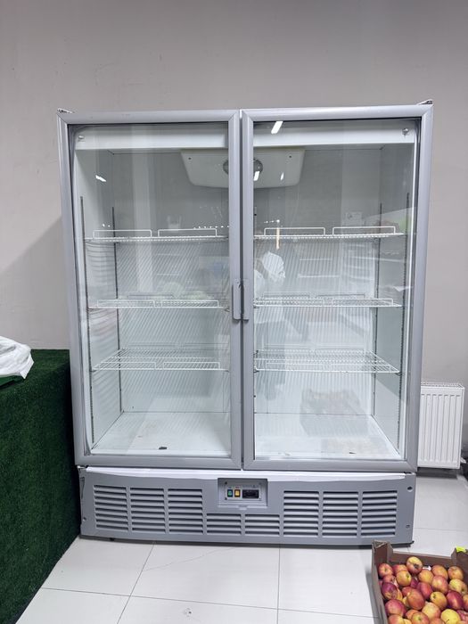 Холодильник витринный большой