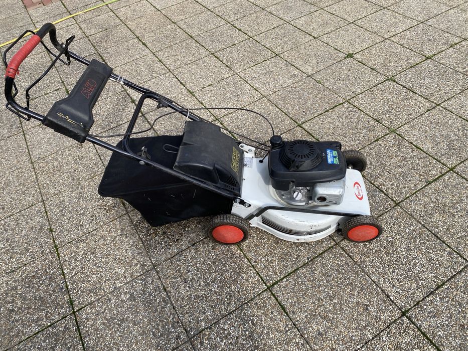 Masina de tuns Iarba Honda si Briggs Stratton