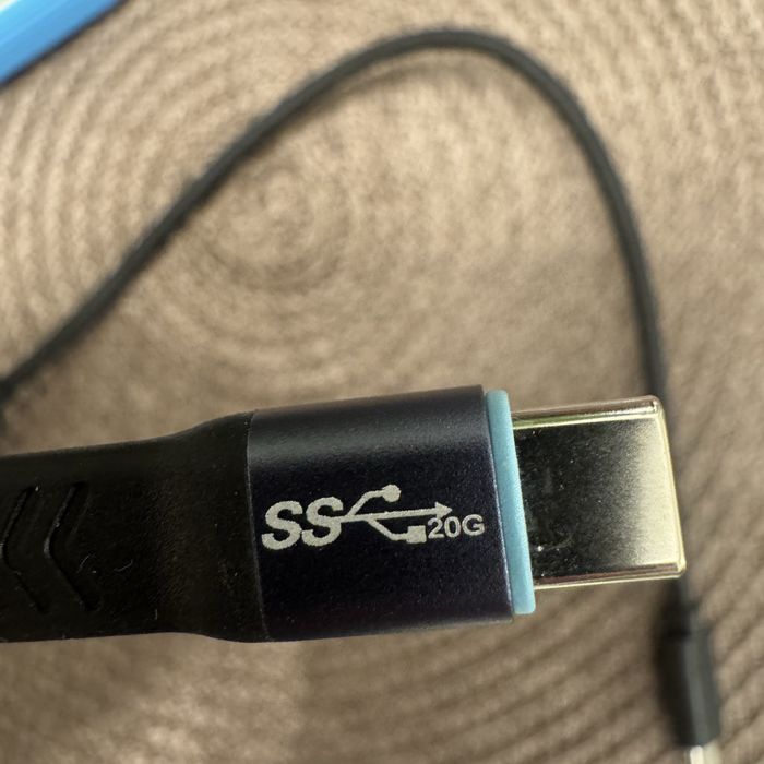 Новый 1TB ssd внешний Kingston XS2000