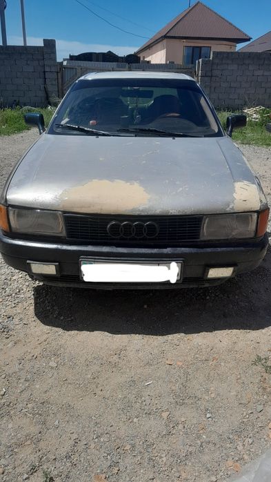 Автомобиль Audi 80.