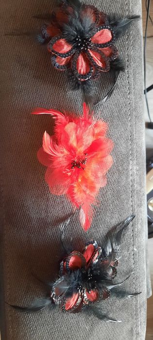 Брошки червени и черни цветя