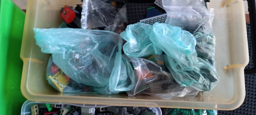 Лот китайско лего над 10 кг и 150  фигурки и екипировка