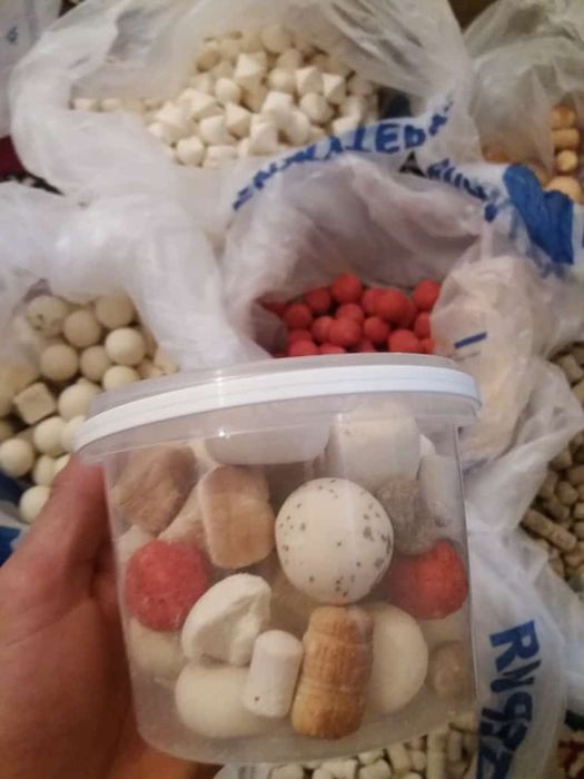 Олар жезөкшенің кискасын жалайды