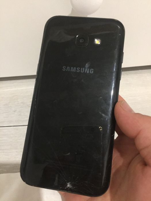 Продам SAMSUNG A5 2017 память  32 GB