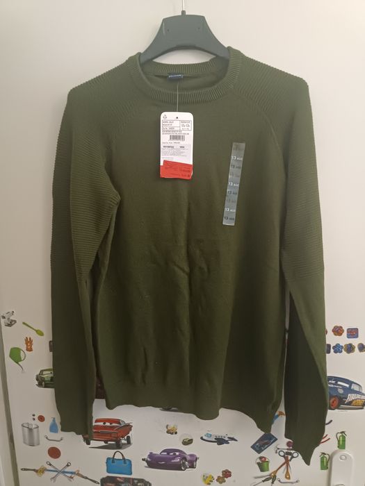 Продавам нови детски блузи и пуловери