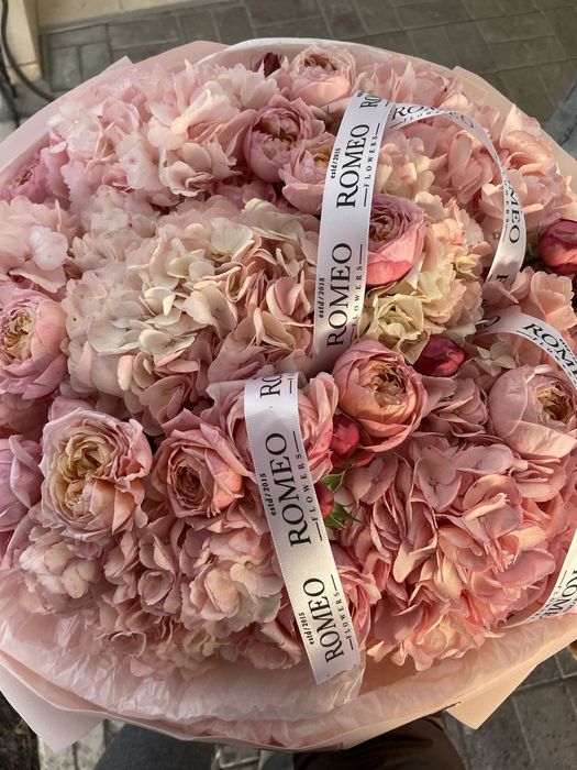 Свежий букет цветов, состоязий из гортензий, пионовидных и кустовых ро