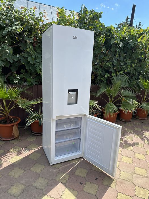 Vând frigider beko 2 metri
