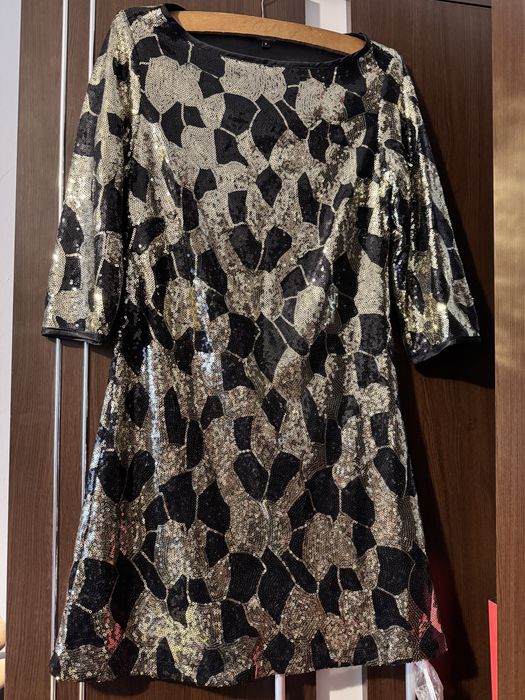 Rochie mini cu paiete negre si aurii