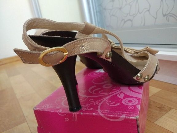 Босоножки на каблуке