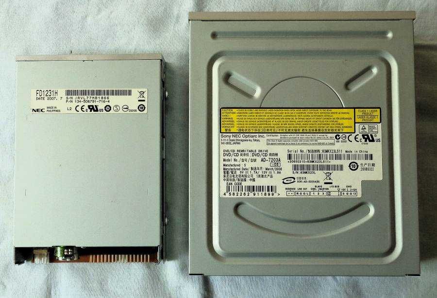 Оптический привод CD для компьютера, разъём IDE.