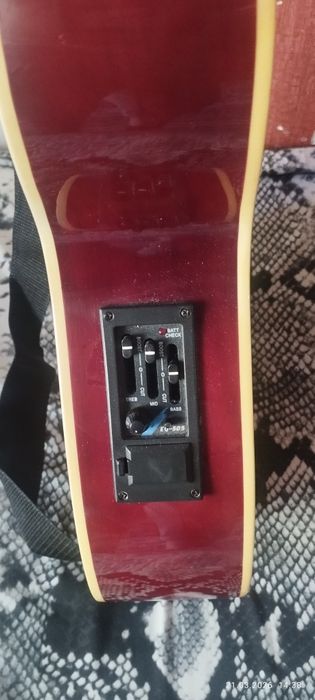 Продаю акустическую гитару вместе с усилителем