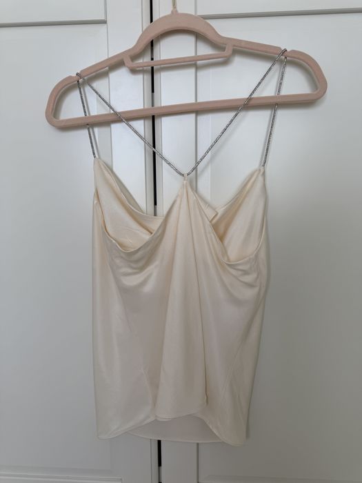 Бял и черен сатенен потник с блестящи презрамки HM